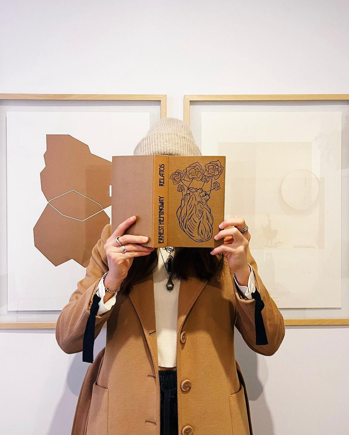 Libros antiguos con portadas pintadas a mano por Flor Savignano