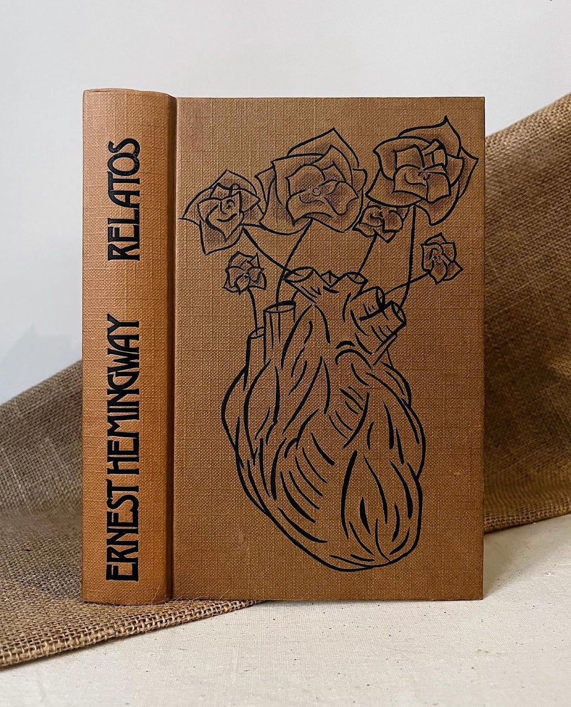 Relatos de Ernest Hemingway – Edición de 1975 pintada a mano